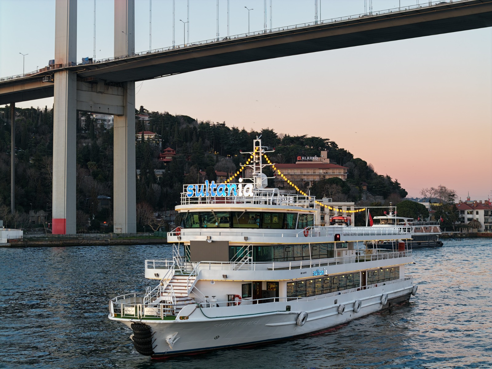 Seară Turcească cu Cină pe Bosfor